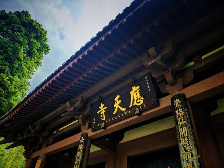 千番景色都如幻,踏入僧門禮佛香