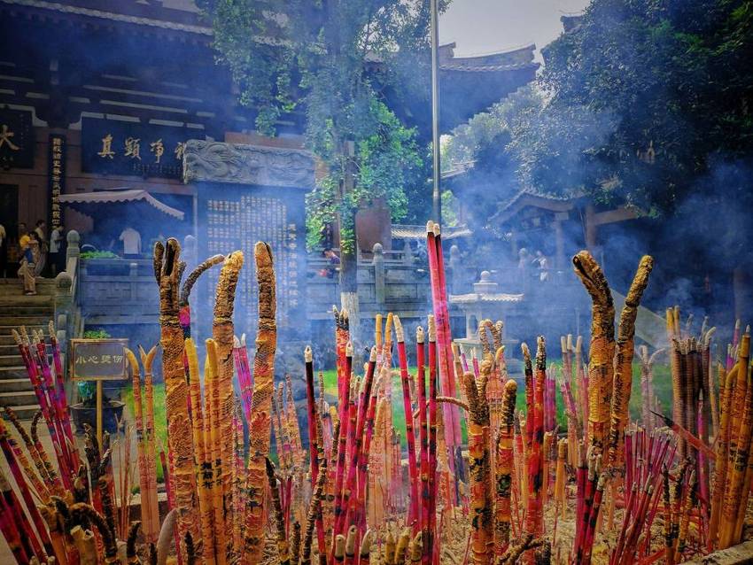 千番景色都如幻,踏入僧門禮佛香