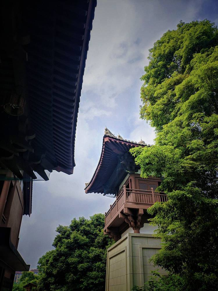 千番景色都如幻,踏入僧門禮佛香