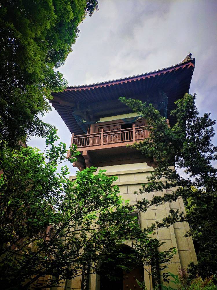 千番景色都如幻,踏入僧門禮佛香