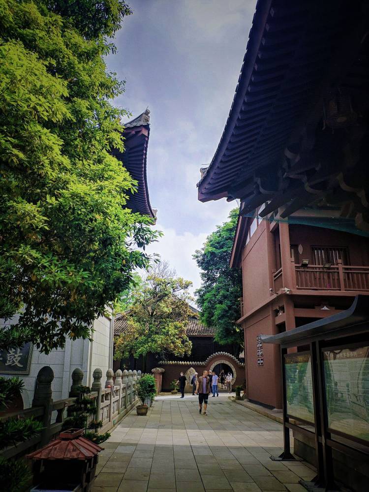 千番景色都如幻,踏入僧門禮佛香