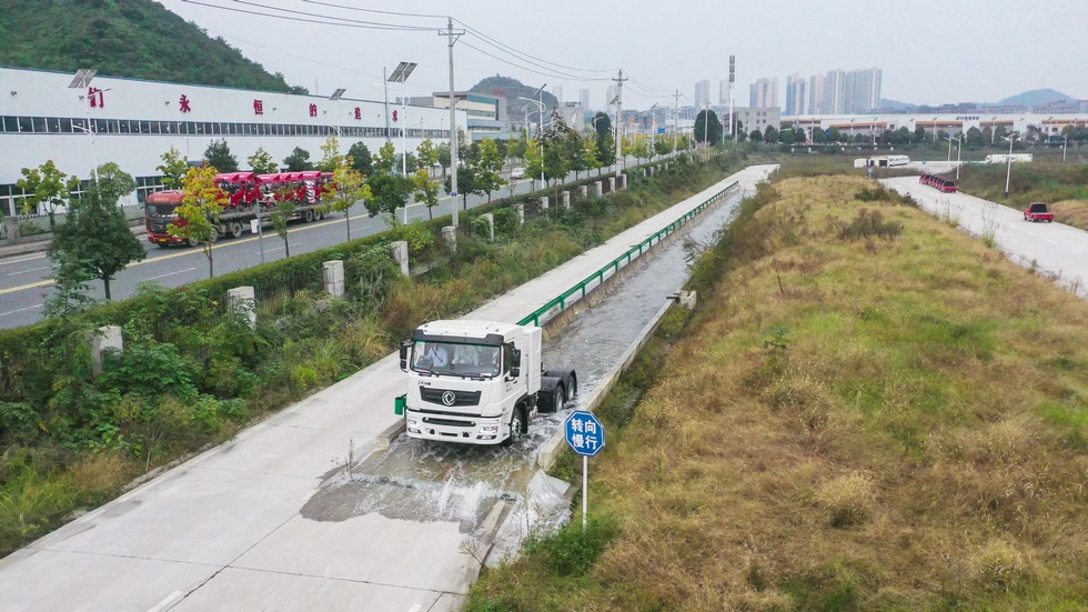 東風華神交付首批純電動牽引車