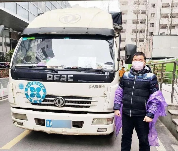 看，路上有逆行的東風“戰車”！