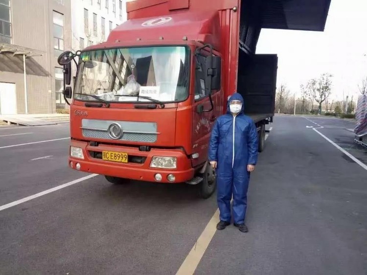 看，路上有逆行的東風“戰車”！