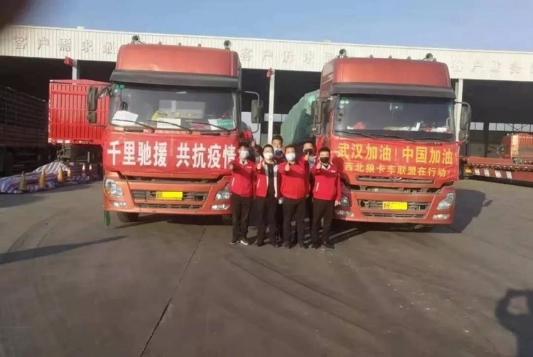 看，路上有逆行的東風“戰車”！