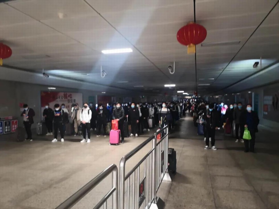 武漢首趟返崗復(fù)工專列接?xùn)|風(fēng)人“回家”