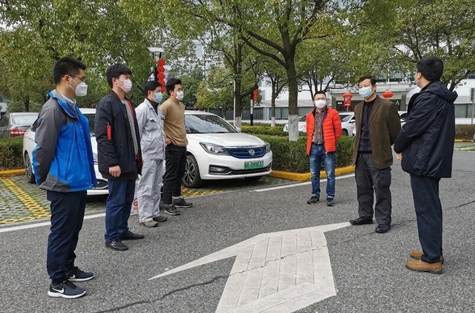 勇當先鋒敢打頭陣，戰疫復工黨旗飄飄
