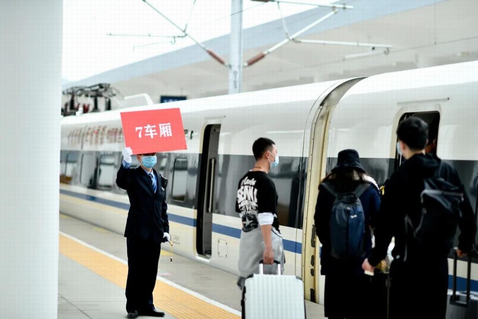 武漢首趟返崗復(fù)工專列接?xùn)|風(fēng)人“回家”