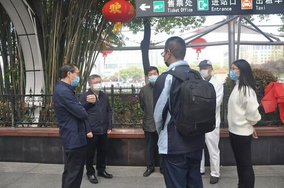 武漢首趟返崗復(fù)工專列接?xùn)|風(fēng)人“回家”