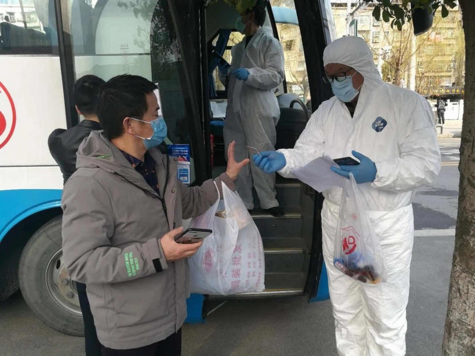 勇當先鋒敢打頭陣，戰疫復工黨旗飄飄