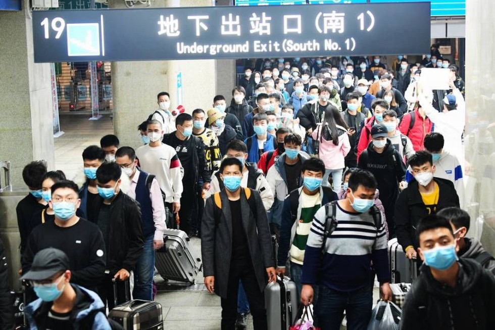 武漢首趟返崗復(fù)工專列接?xùn)|風(fēng)人“回家”