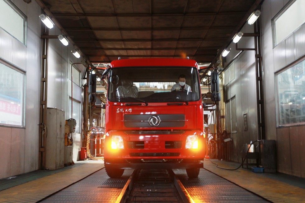 首批東風天錦防疫車輛底盤下線