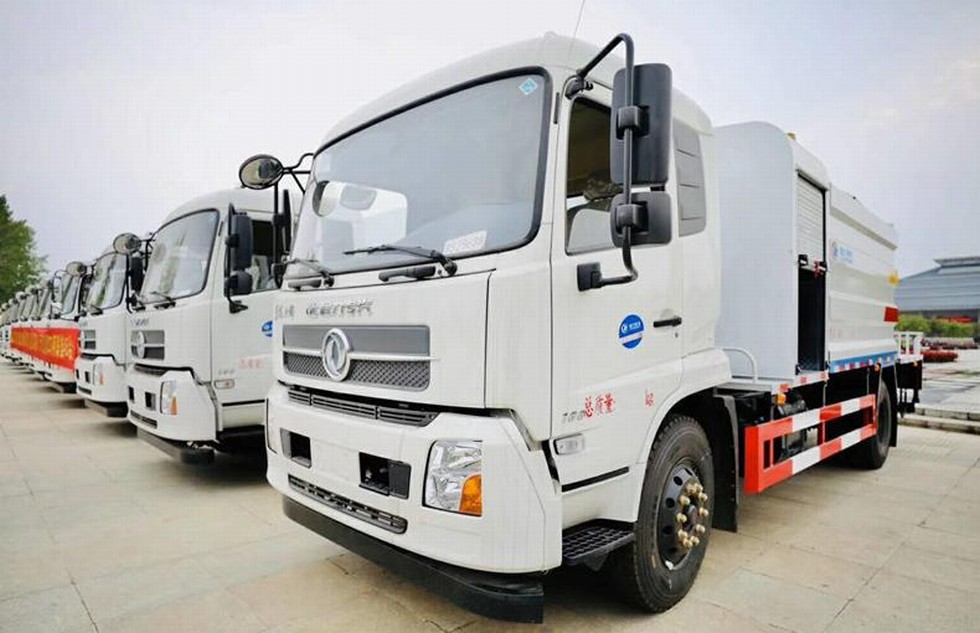 東風天錦消毒霧炮車 出口阿聯(lián)酋