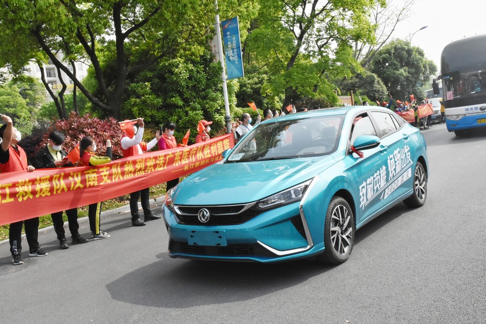 東風(fēng)乘用車公司志愿者歡送廣東醫(yī)療服務(wù)隊離漢