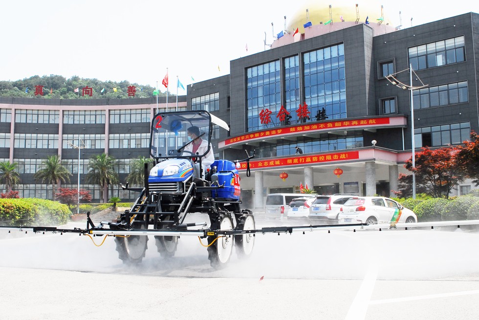 東風(fēng)“戰(zhàn)車”進(jìn)校園 全面消殺保平安
