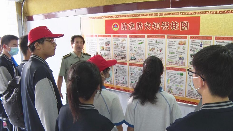 十堰市張灣轄區(qū)中小學(xué)師生應(yīng)邀參觀東風(fēng)公司人武部