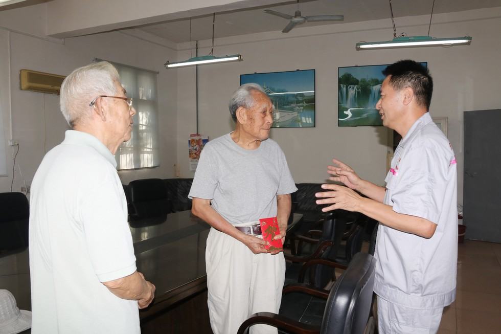 傳承抗戰精神 東風公司走訪慰問抗戰老戰士