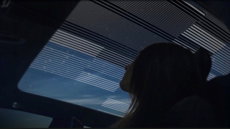凱迪拉克Celestiq旗艦電動汽車展示其色彩轉移的智能車頂