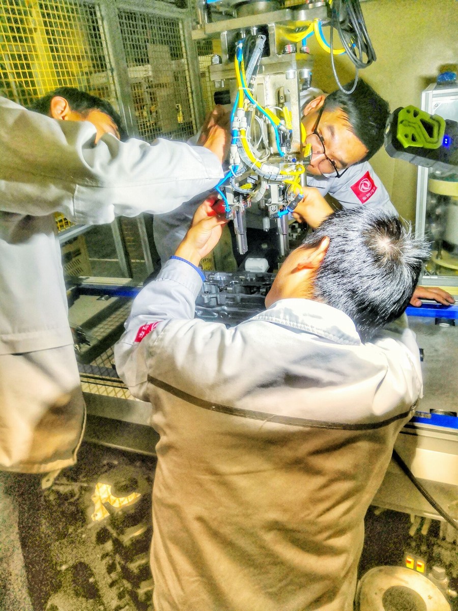 東風輕型發動機公司夏泉工作室：合力攻關