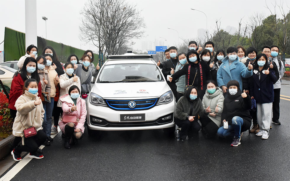 武漢女警試乘東風(fēng)RoboTaxi