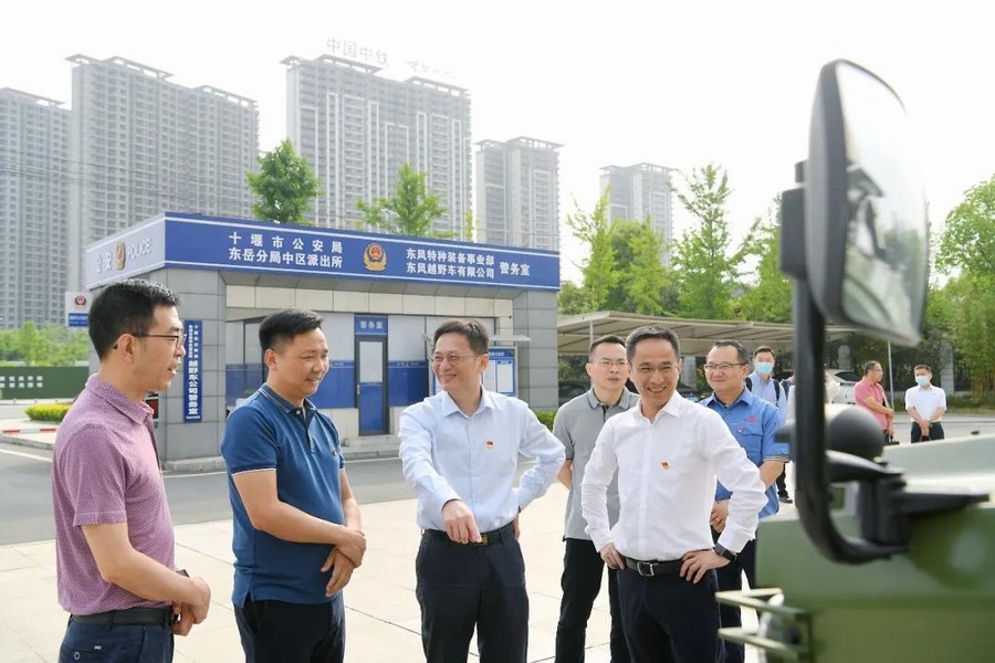 黃偉在公司十堰基地調(diào)研