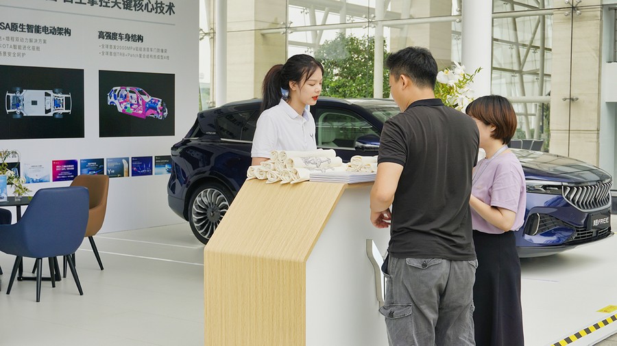 嵐圖汽車試駕活動在東風公司總部舉辦