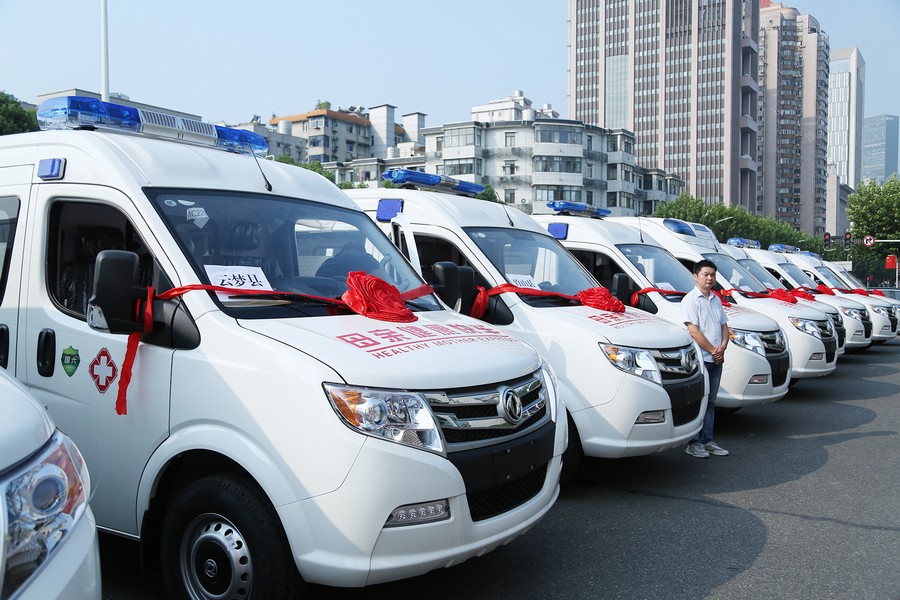 東風公司向十堰公安捐贈200萬元關(guān)愛基金 30輛東風“母親健康快車”在武漢發(fā)車