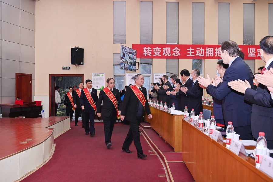 喜獲榮譽不驕傲 以勵再戰(zhàn)立新功——東風(fēng)商用車表彰2021年度先進