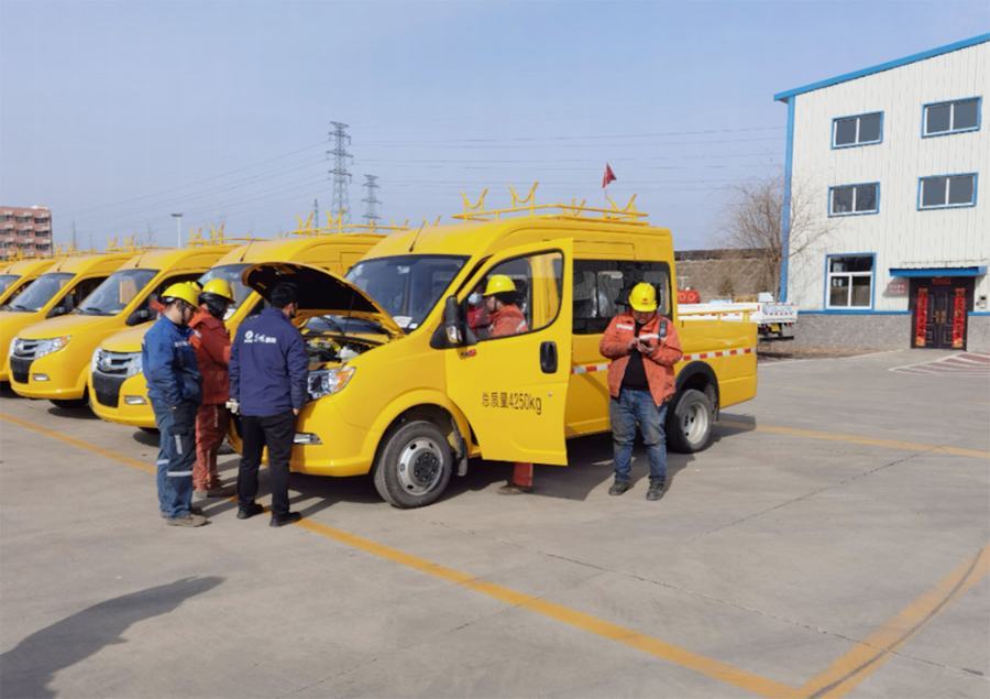 東風御風斗式工程車開進國能集團礦區