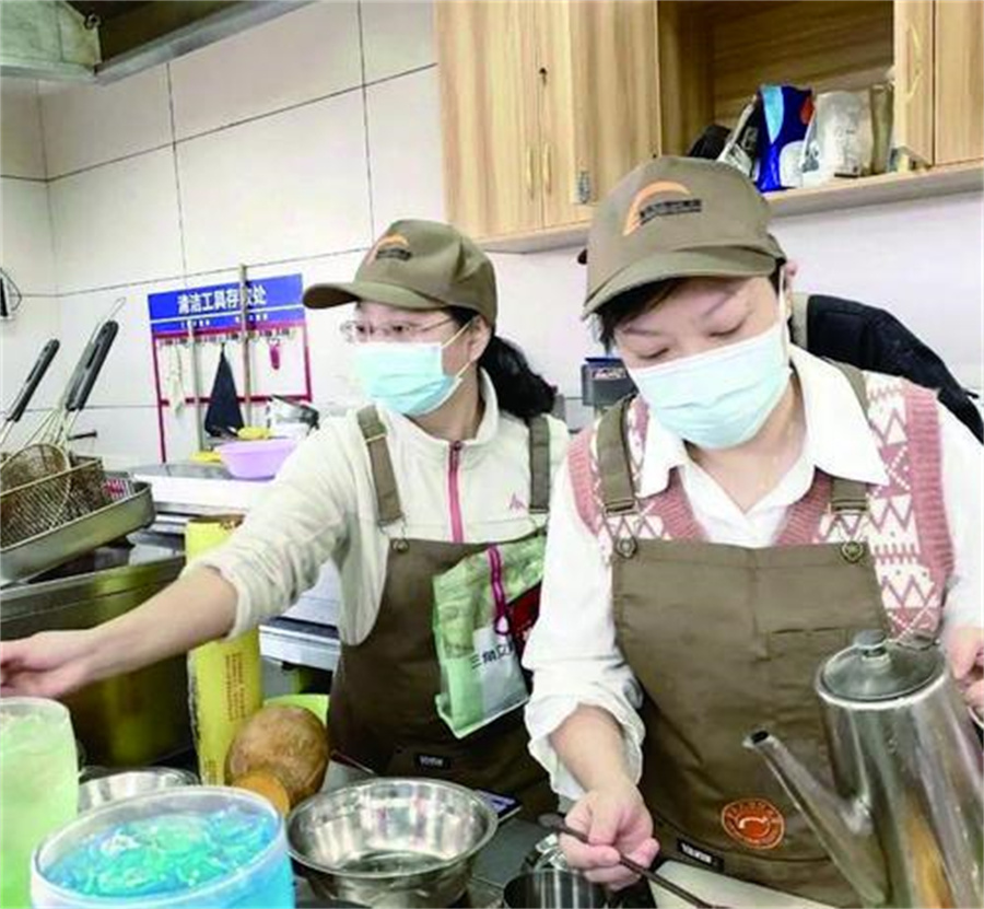 柔肩擔使命 巾幗綻芳華