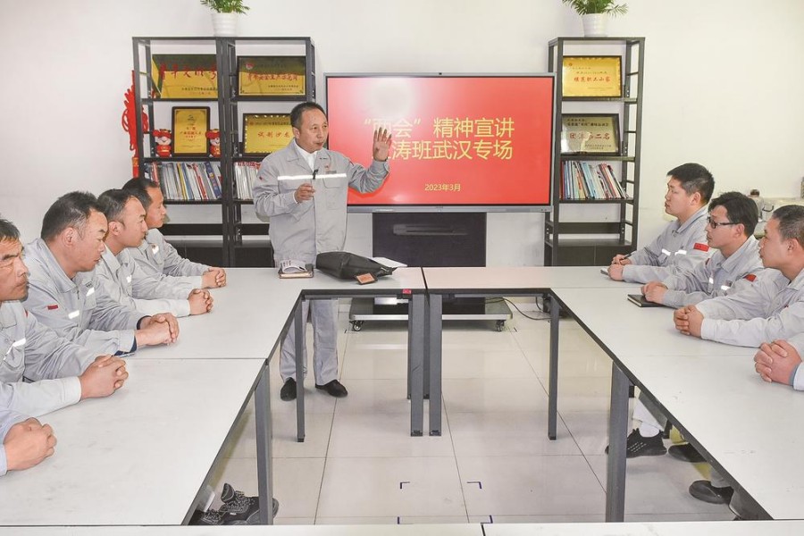 王建清向“王濤班”成員宣講全國(guó)兩會(huì)精神