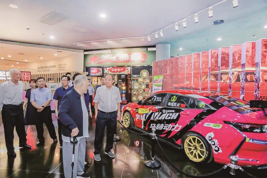 看奕炫賽車 贊東風發展