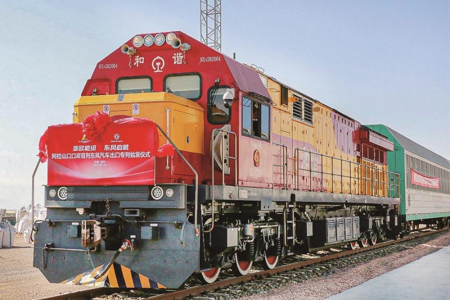 阿拉山口口岸首列東風(fēng)汽車出口專列發(fā)車