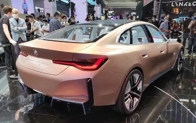 與特斯拉“狗斗”，寶馬i4中國首發，車迷們欲罷不能