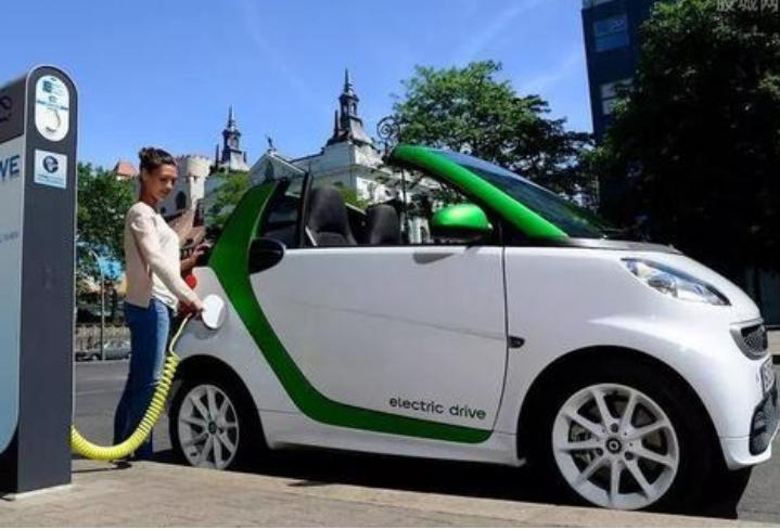 汽油車禁令消息傳出后，英國(guó)對(duì)電動(dòng)汽車的興趣激增了五倍