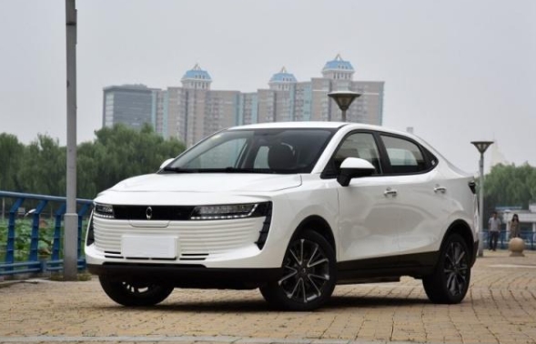 終于有一輛靠譜的國產純電動汽車了，續航超400KM