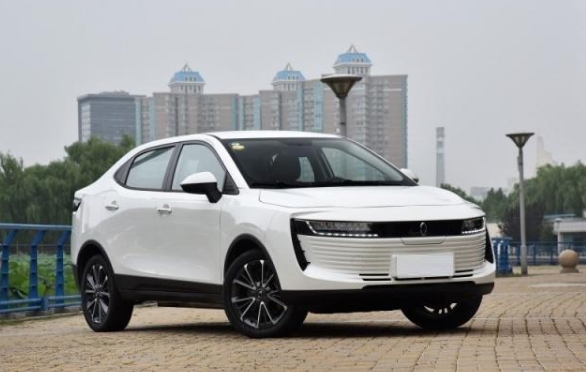 終于有一輛靠譜的國產純電動汽車了，續航超400KM