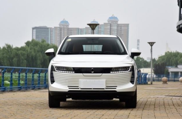 終于有一輛靠譜的國產純電動汽車了，續航超400KM