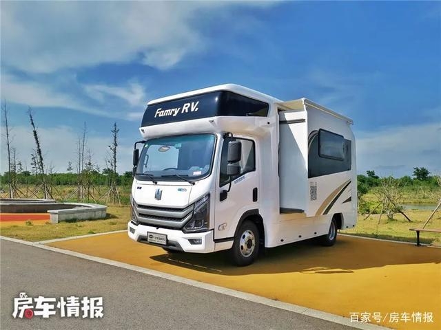 續(xù)航500公里的新能源房車(chē)，自帶“發(fā)電機(jī)”充電省事兒，住一家6口
