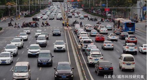 國內首款兩輪電動汽車，不管你橫著開、豎著開，都不會翻車