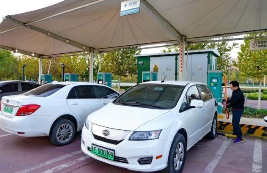 電動汽車，要求充電設(shè)施向高安全性、快速化、通用化目標(biāo)靠近