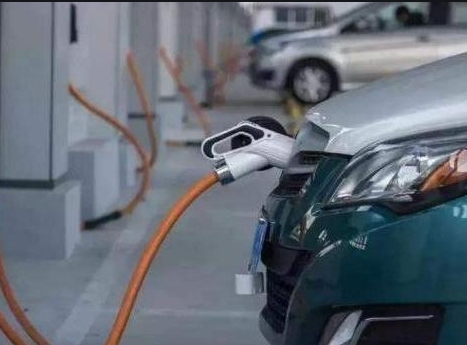 國六之后又一新政落地，燃油車不讓買，電動車該怎么選？