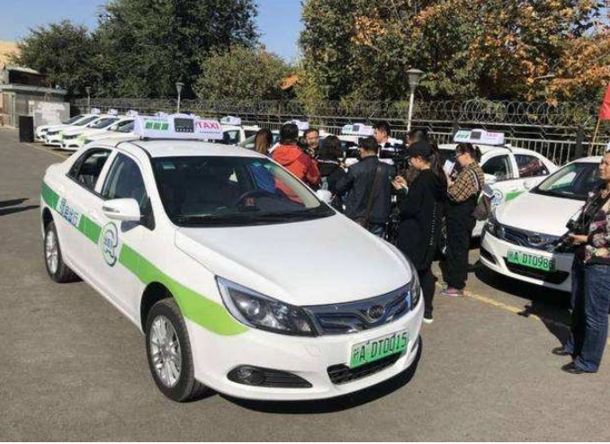 純電動(dòng)出租汽車亮相市區(qū)街頭