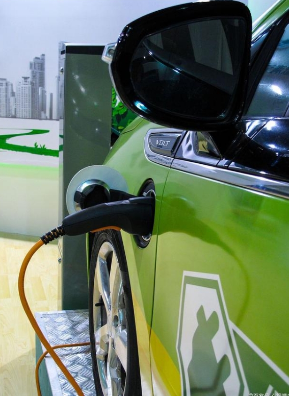 父親開著電動汽車跑“出租”