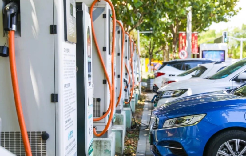 假期出行大潮中“一樁難求”,新能源車充電難如何破題?
