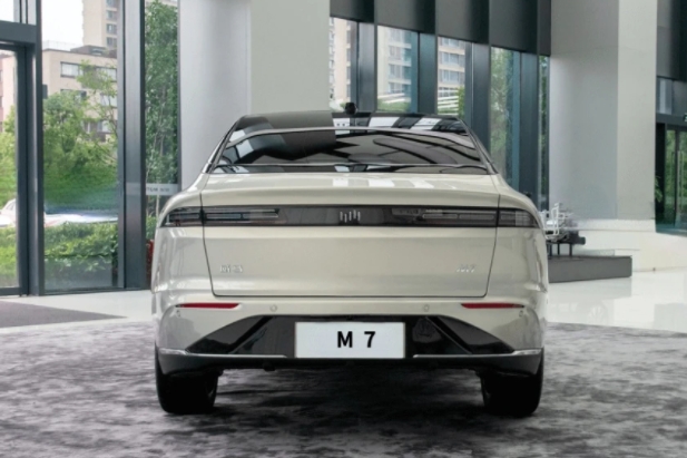 威馬M7純電動轎車，號稱是“全場景智能移動空間”，科技感十足