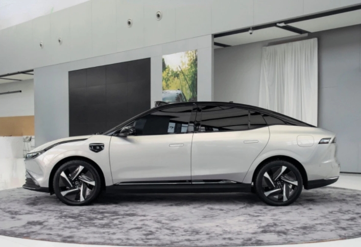威馬M7純電動轎車，號稱是“全場景智能移動空間”，科技感十足