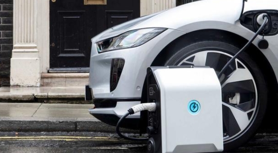 英國公司推出電動(dòng)汽車充電寶:手提箱大小,可增加32公里續(xù)航