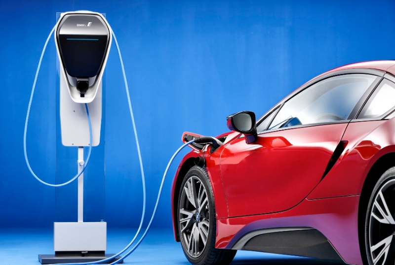 2016 BMW i8 配備 BMW Home Charger Connect 充電站 研究:缺乏家庭充電意識阻礙了電動汽車的采用