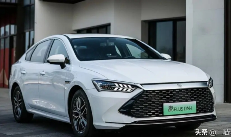 中國新能源汽車產(chǎn)銷量領跑全球